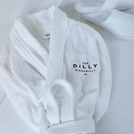 Le Meridien Piccadilly Londra Esterno foto Dilly Bathrobe