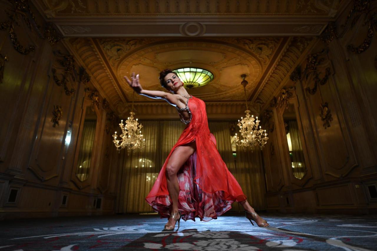 Le Meridien Piccadilly Londra Esterno foto A dancer in a ballroom