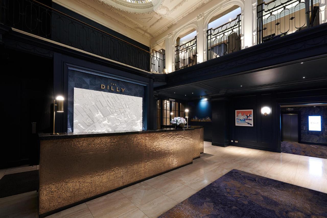 Le Meridien Piccadilly Londra Esterno foto Reception desk