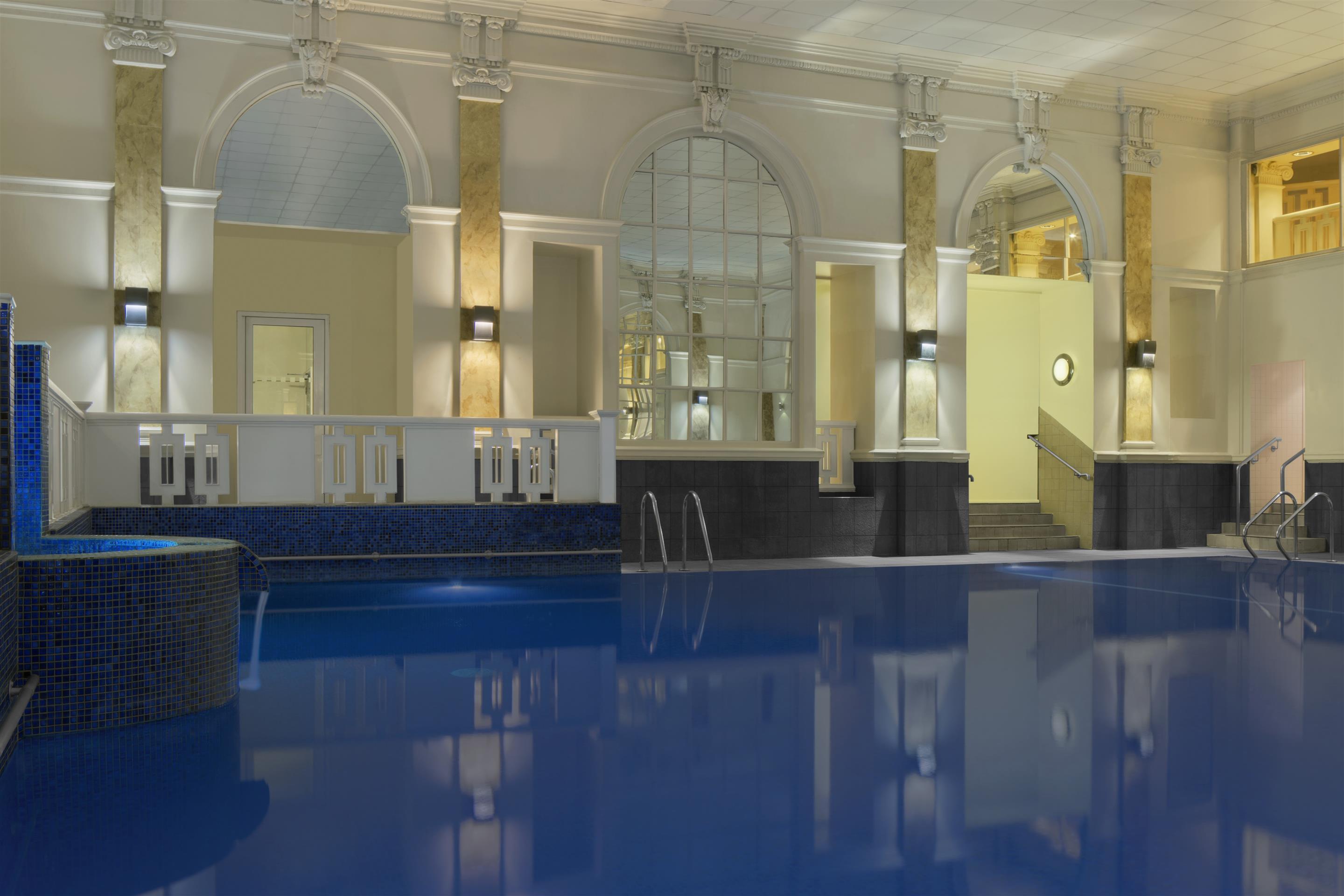 Le Meridien Piccadilly Londra Esterno foto The swimming pool at the hotel