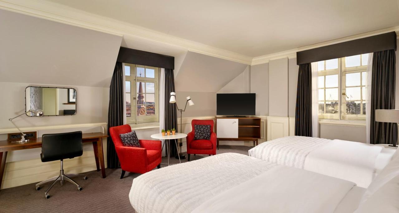Le Meridien Piccadilly Londra Esterno foto A room at the hotel