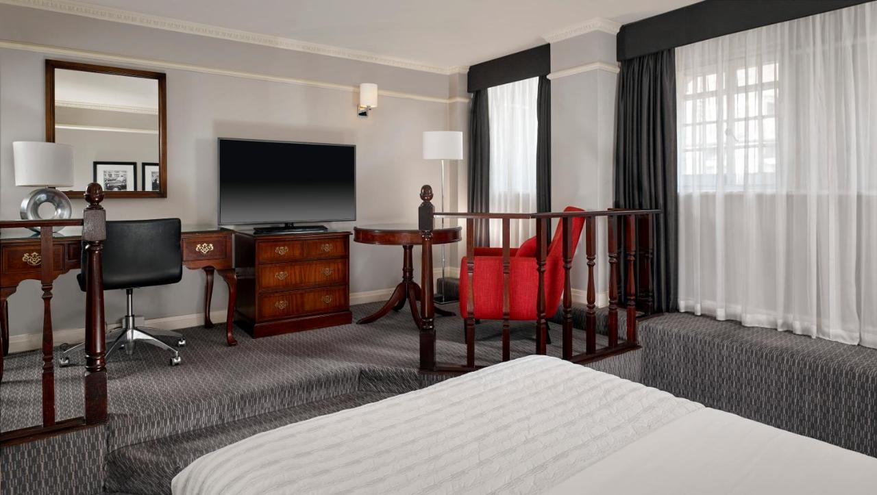 Le Meridien Piccadilly Londra Esterno foto A room at the hotel