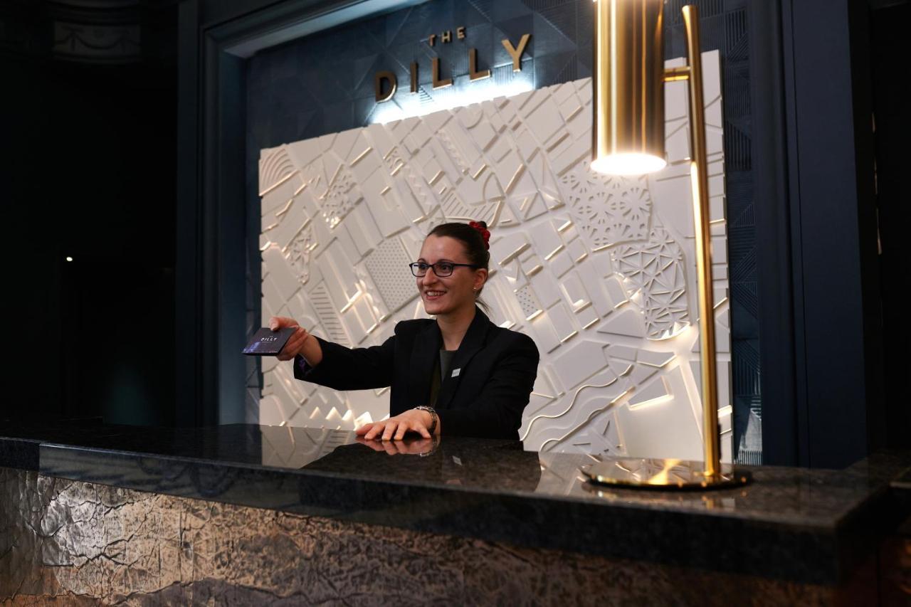 Le Meridien Piccadilly Londra Esterno foto Reception desk