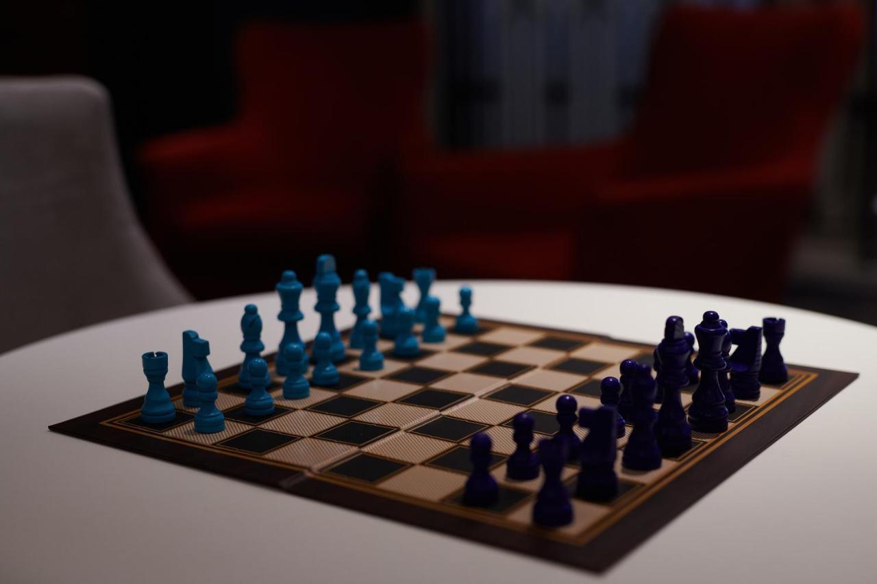 Le Meridien Piccadilly Londra Esterno foto A chess set