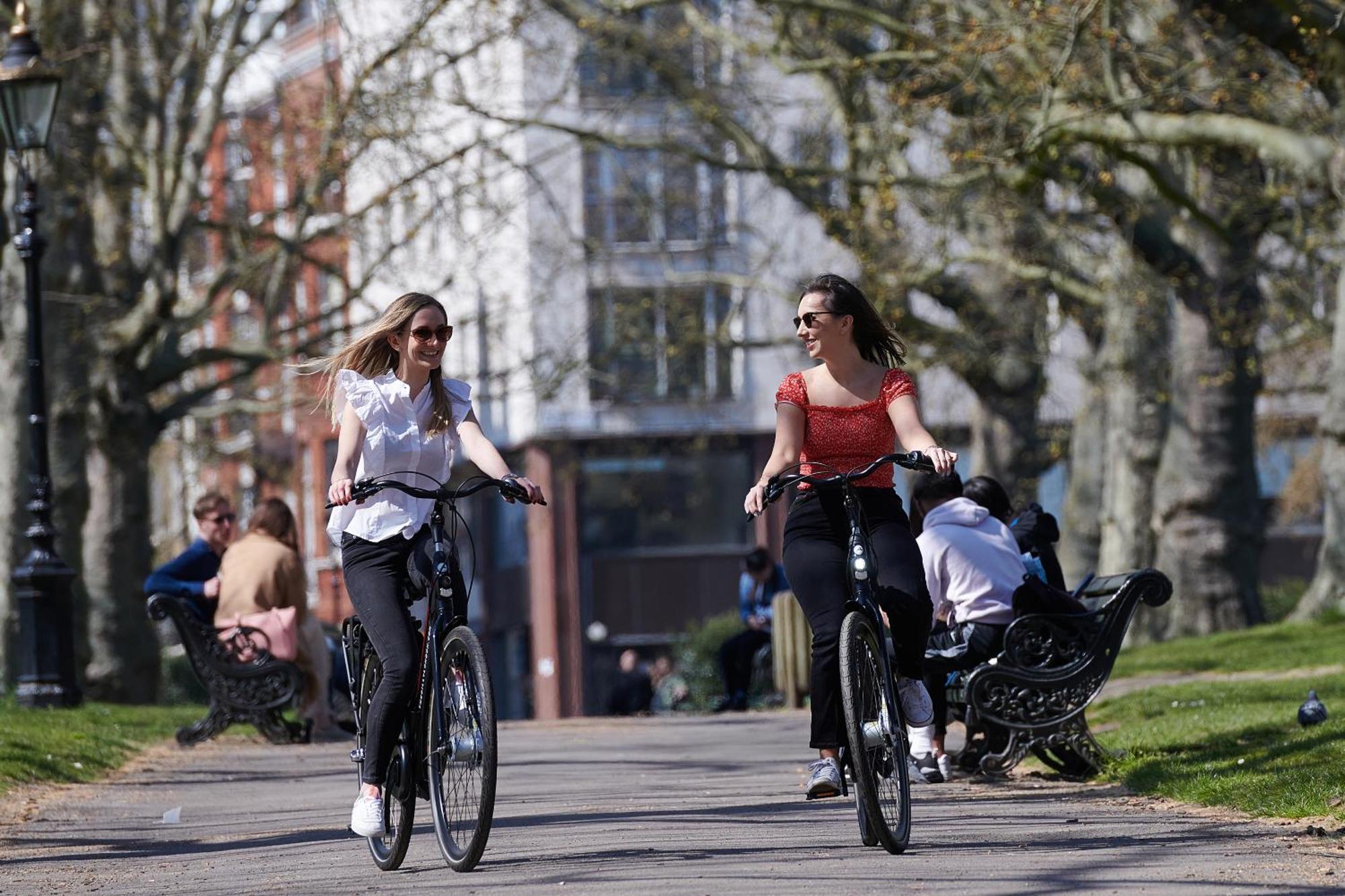 Le Meridien Piccadilly Londra Esterno foto Biking in the park