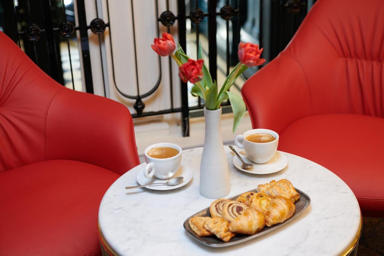 Le Meridien Piccadilly Londra Esterno foto A table at the Café du Diable