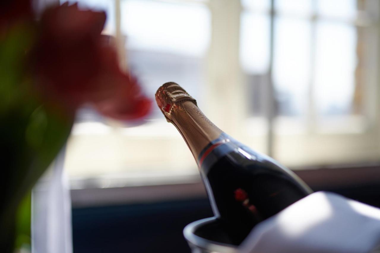 Le Meridien Piccadilly Londra Esterno foto A bottle of Champagne