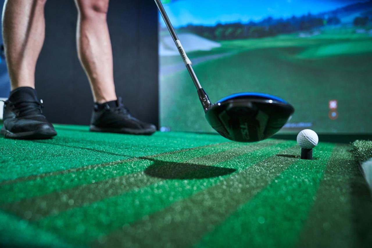 Le Meridien Piccadilly Londra Esterno foto Golf simulator at the 2019 BMW Open