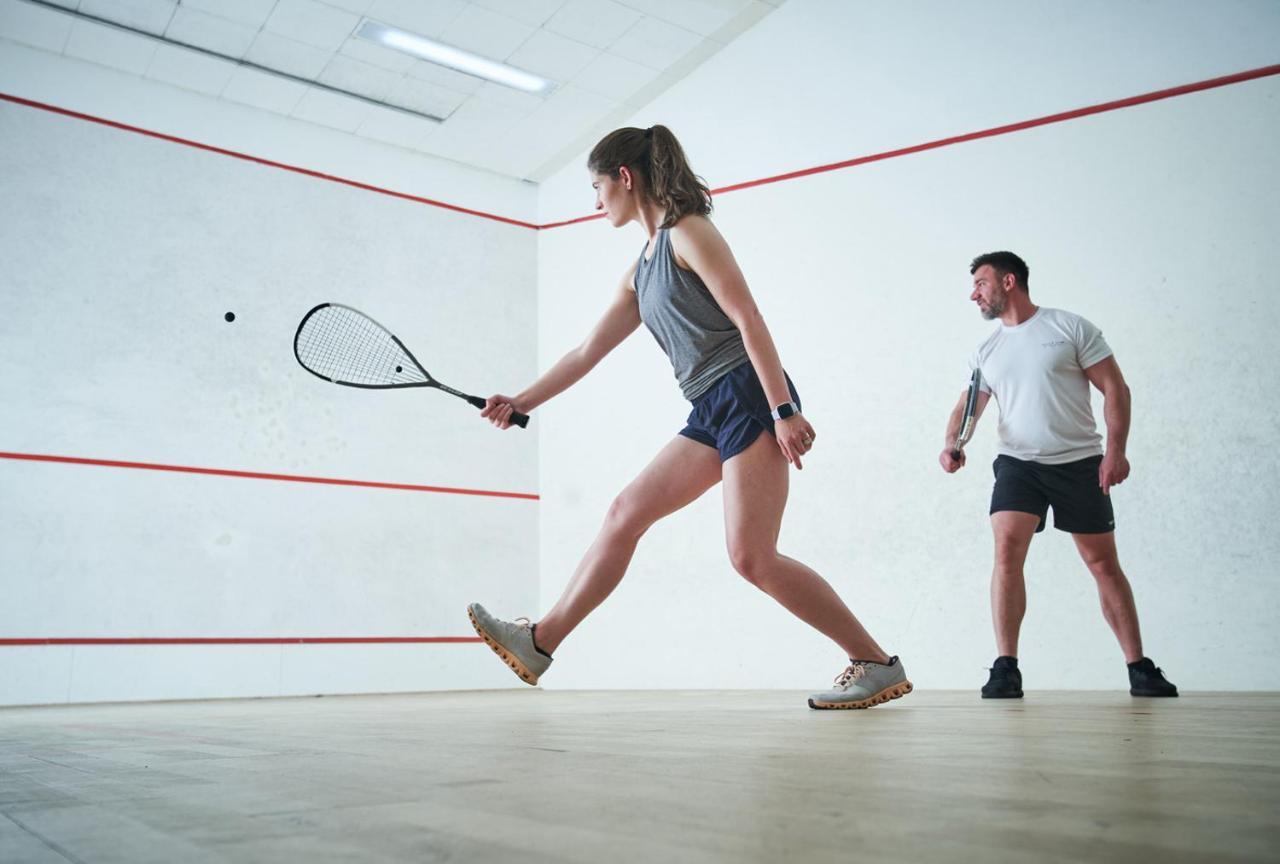 Le Meridien Piccadilly Londra Esterno foto A squash player in action
