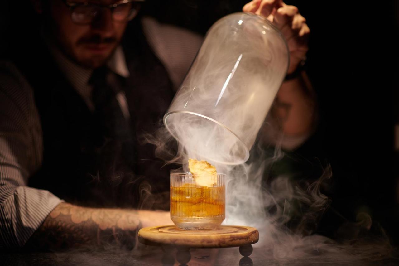 Le Meridien Piccadilly Londra Esterno foto Smoke being added to a cocktail