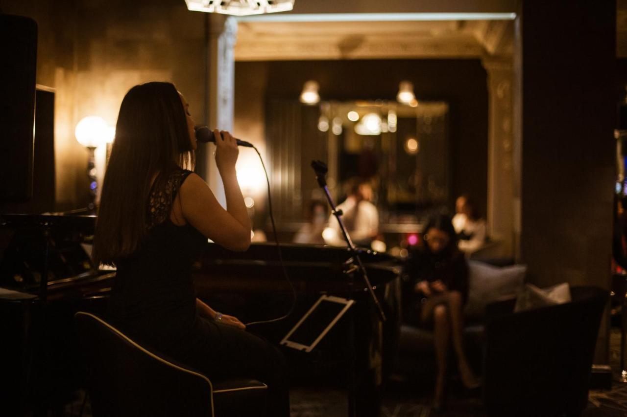 Le Meridien Piccadilly Londra Esterno foto A live performance at the Hotel Café