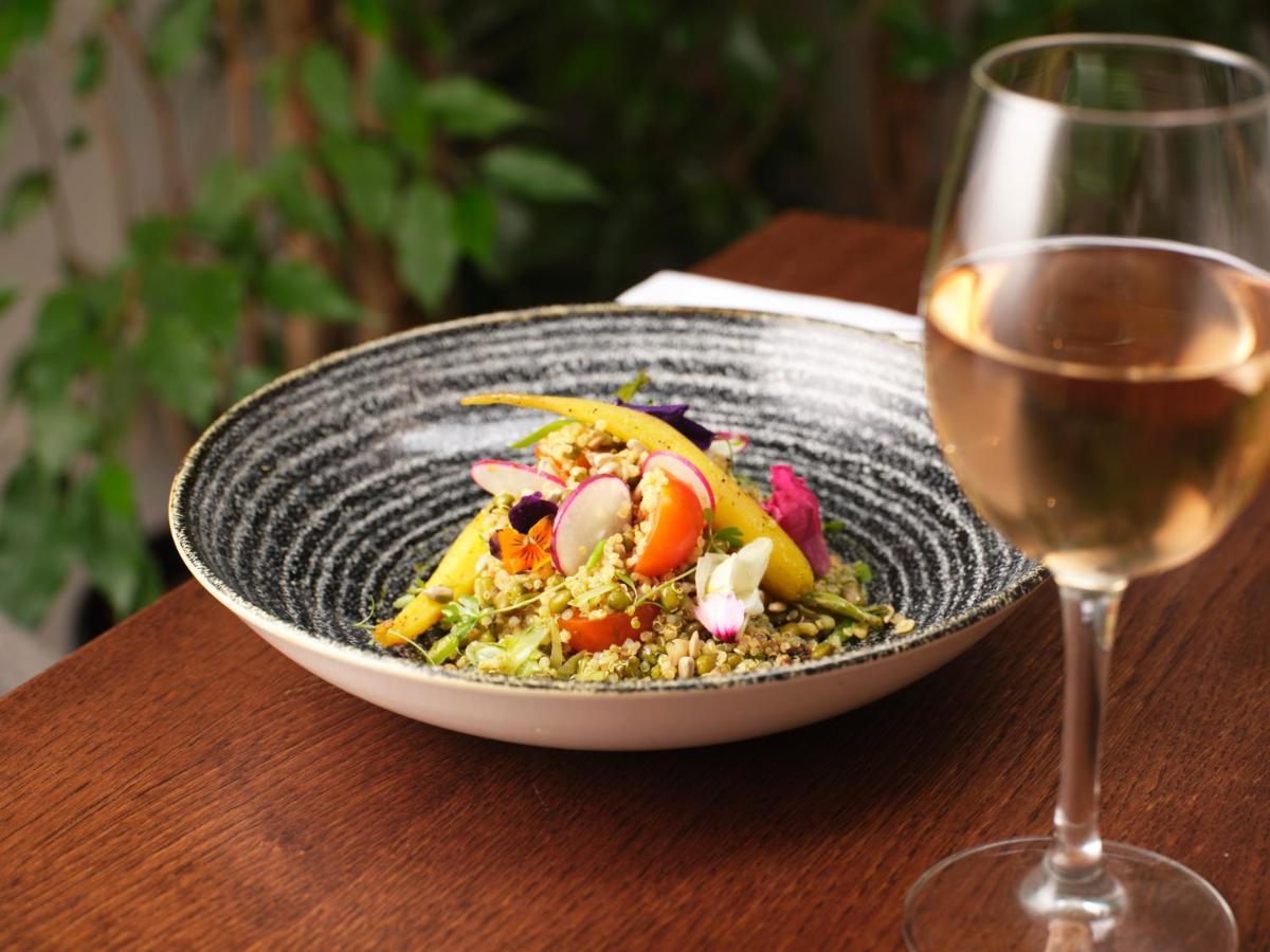 Le Meridien Piccadilly Londra Esterno foto Quinoa salad with mango