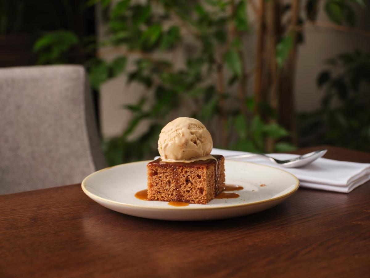 Le Meridien Piccadilly Londra Esterno foto A traditional sponge pudding