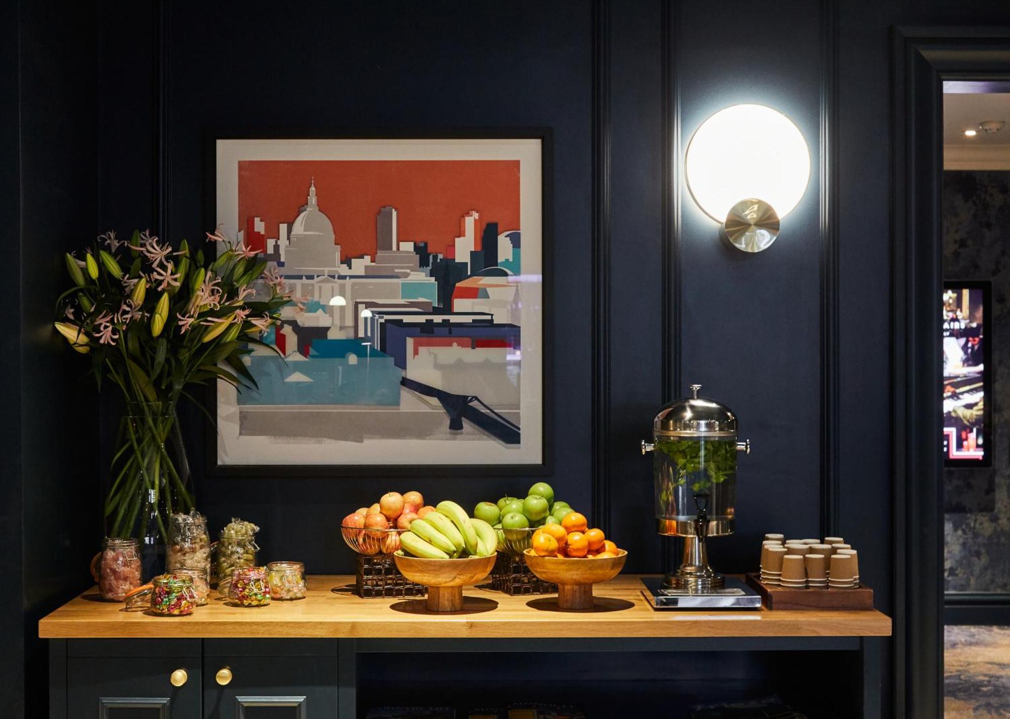 Le Meridien Piccadilly Londra Esterno foto Breakfast buffet at the hotel